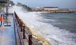 Doğu Akdeniz’de dev dalgalar kıyıları dövdü