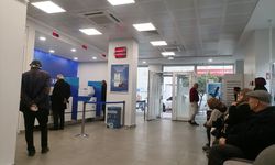 Evde engelli bakım ödemelerinin Halkbank’a geçmesiyle Mersin’deki şubelerde yoğunluk oluştu