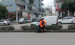 Mersin’de belediye işçileri, kenti titizlikle temizliyor