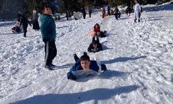 Mersin'de karın tadını çocuklar çıkardı: Kimi leğenle kimi naylonla kaydı