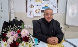 43 yıllık öğretmen, öğrencilerinin alkışları arasında emekliye ayrıldı