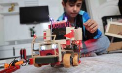 Atık malzemeler ve harçlığıyla traktör maketi üreten Selçuk, Selçuk Bayraktar'ı örnek alıyor