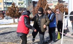 Beyaz bastonlarla engelleri aşmaya çalıştılar