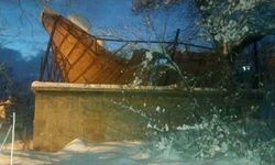 Bitlis'te karın ağırlığına dayanamayan çatı çöktü