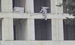 İnşaata çıkıp atlamak isteyen kişi ikna edildi