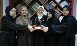 İzmitli kız öğrenciler Arapça münazarada dünya ikincisi oldu