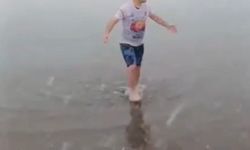 Kar altında denize girip yüzdü attı