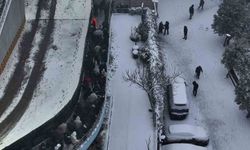 Karlı kaplı yollarda yürüyen vatandaşların karla imtihanı