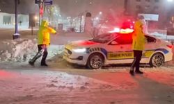 Mardin'de yürekleri ısıtan görüntüler: Polis ve çocukların kar topu savaşı kamerada