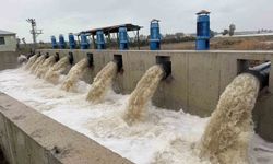 Mersin'de binlerce dönüm arazi selden kurtuldu, su pompaları yağmur suyunu böyle boşalttı