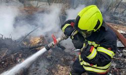 Mersin'de hurdalıkta çıkan yangın gökyüzünü kara dumanla kapladı