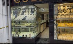 Mersin'de kuyumcuda silahlı soygun: Önce 1 kilo istedi, sonra 100 gramlık külçeyi alıp kaçtı