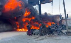 Mersin'de oto lastikçide yangın: D-400'ü kara dumanlar kapladı