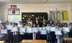 Mut kaymakamı Çelikkol çocukların karne sevincine ortak oldu