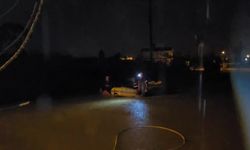 Sağanak yağmurun etkili olduğu Antalya'da mahsur kalan vatandaşlar botlarla kurtarıldı