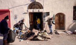 Tarsus'ta kötü koku şikayeti üzerine adrese giden ekipler, evden 28 kamyon atık çıkardı