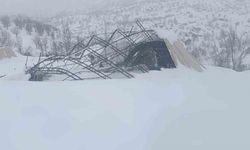 Yoğun kar yağışına dayanamayan halı sahanın demirleri çöktü