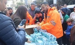 Mersin Büyükşehir Belediyesi, vatandaşlara kandil simidi dağıttı