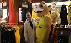 Mersin Yılbaşı Pazarı’nda maskot Caretta’ya yoğun ilgi