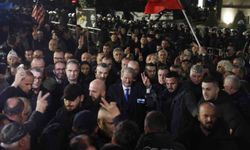 Arnavutluk'ta hükümet karşıtı protestocular ile polis arasında çatışma