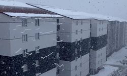Bitlis'te çatıdan caddeye düşen kar kütleleri görsel şölen sundu