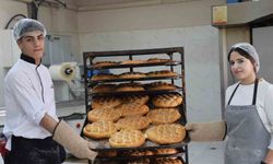 Diyarbakır'da öğrenci ve öğretmenlerin çıkardığı pideler ihtiyaç sahiplerine ulaştırılıyor