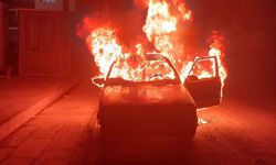 Emanet aldığı otomobil yanınca ne yapacağını şaşırdı