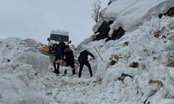 Hakkâri'de çığ düştü: Öğrenci servisi yolda kaldı