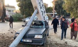 Mersin'de kamyonun çarptığı tabela otomobilin üzerine devrildi: 1 yaralı