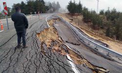 Mersin'de şiddetli yağışta yolda 2 metrelik çukur oluştu