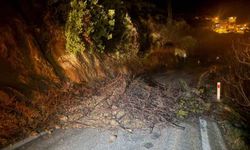 Mut'ta aşırı yağış nedeniyle kapanan yol ulaşıma açıldı