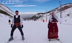 Paland&ouml;ken'de renkli g&ouml;r&uuml;nt&uuml;ler: Pistler geceleri rengarenk oldu, Dadaş kıyafetiyle zirveden kaydılar