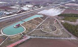 Sivas'ta yağmur suları ikiz gölet oluşturdu