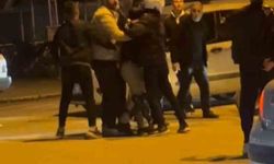 Trafikte tekmeli yumruklu kavga kamerada