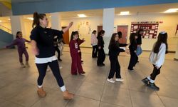 Yüksekova'da kültür sanat buluşması: Hakkari halayı ile Ege'nin zeybeği buluştu