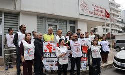 Mersin’de sağlık çalışanları sokağa indi: “Milyarderlerin ödemediği vergiyi sağlıkçılar ödüyor”