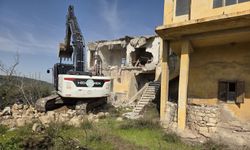 Akdeniz'de metruk binalar bir bir yıkılıyor