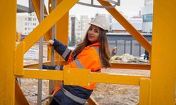 20 yaşındaki kule vinç operatörü olan genç kız, ekmeğini gökyüzünde kazanıyor