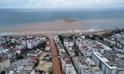 Akdeniz'e akan sel suları Kızkalesi çevresini kahverengiye bürüdü