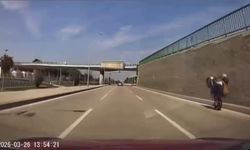 Bursa'da tehlikeli motosiklet şovu kameraya yansıdı