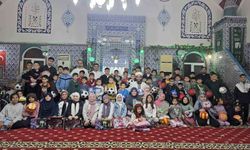 Camiye gelen çocuklar çifte bayram yaptı