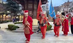 Davetli oldukları iftara mehter takımı ile gittiler