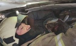 Fatih'te çöken binanın altında kalanların çıkarılma anı kamerada