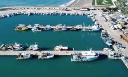 Fırtınalı Akdeniz, balıkçıları barınağa hapsetti