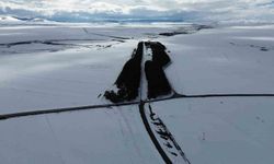 Kars'ta bahar ortasında kış manzarası: Benliahmet İstasyonu beyaza büründü