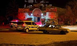 Kavgayı ayırmaya çalışan gece kulübü çalışanı bıçaklandı: Şüpheliler kaçtı