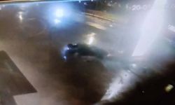 Kontrolden çıkan otomobil reklam panosuna çarptı: 1 ölü, 2 yaralı