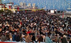 Mersin'de 10 bin kişi deniz kenarında iftarda buluştu
