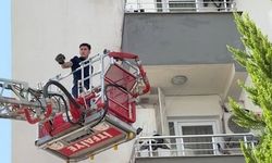 Mersin'de balkon filesine takılan güvercini itfaiye kurtardı