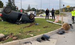 Mersin'de otomobil 2 direk devirip ters döndü, araçtakiler yarala almadan kurtuldu